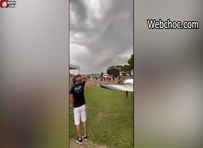 Video :fatal mishap during parachute descending (Warning - startling)